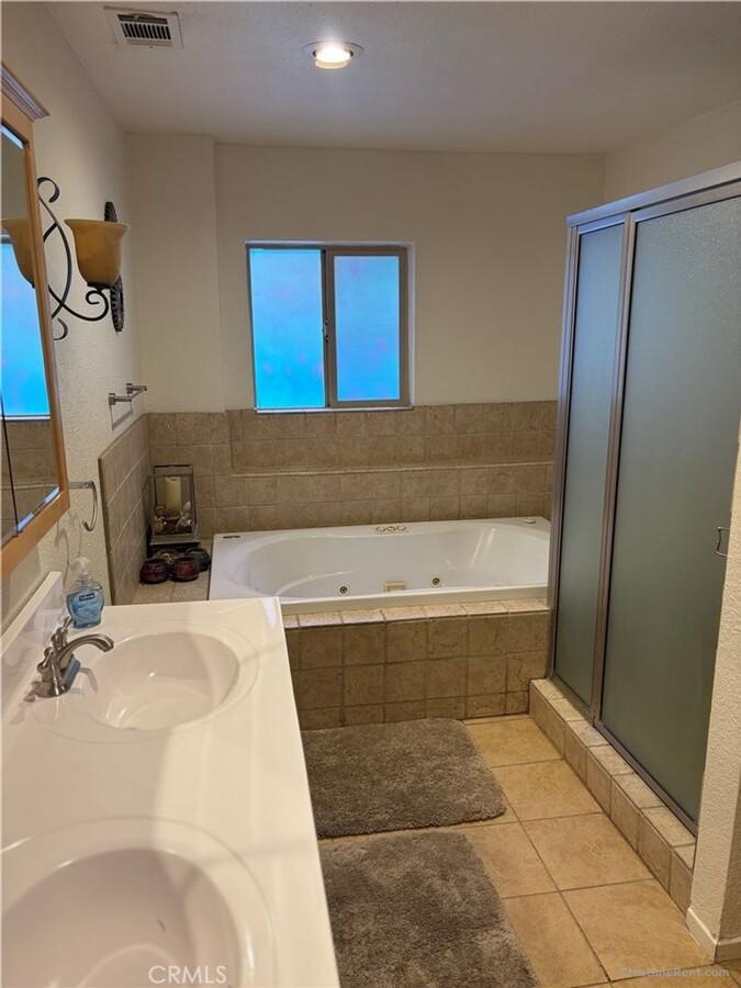 Large 3 bedroom + loft with Lake View